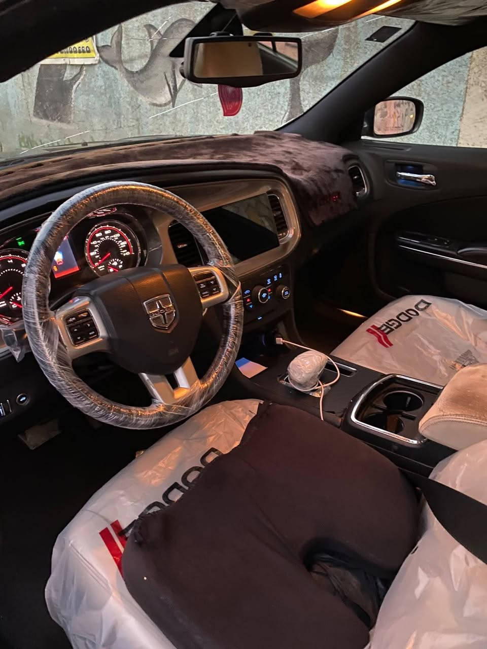 جارجر 2014 V6 السعر 136 ورقه 
جارجر 2014 اصل اصل V6 سته سلندر 3600 رقم بغداد مميز باسمي تحويل مباشر 
وارد امريكي حادثها مال امريكا جاملغ وبنيد فقط 
وبلعراق نصبغن بابتين وجاملغ خلفي اثر شخوط لا ضربه ولا شي يعني السياره (4 قطع صبغ) سونار موجود بل منشور 
ماشيه 160 ميل 
صدر السياره شركه ستوني نافضه للاخير 
بس الاكسل بي ونه خفيفه 
تخم تاير قبل 5 ايام شديتلها 
ويل بوليسي اصلي 
مواصفاتها شاشه جبيره 
كامره خلفيه واماميه
كشن كهرباء 
رادار جانبيه وخلفي 
السياره جاهزه لاخر حبايه 
مكان السياره بغداد البلديات 
*********** 
السعر 136 ورقه وبيها محال بسيط
