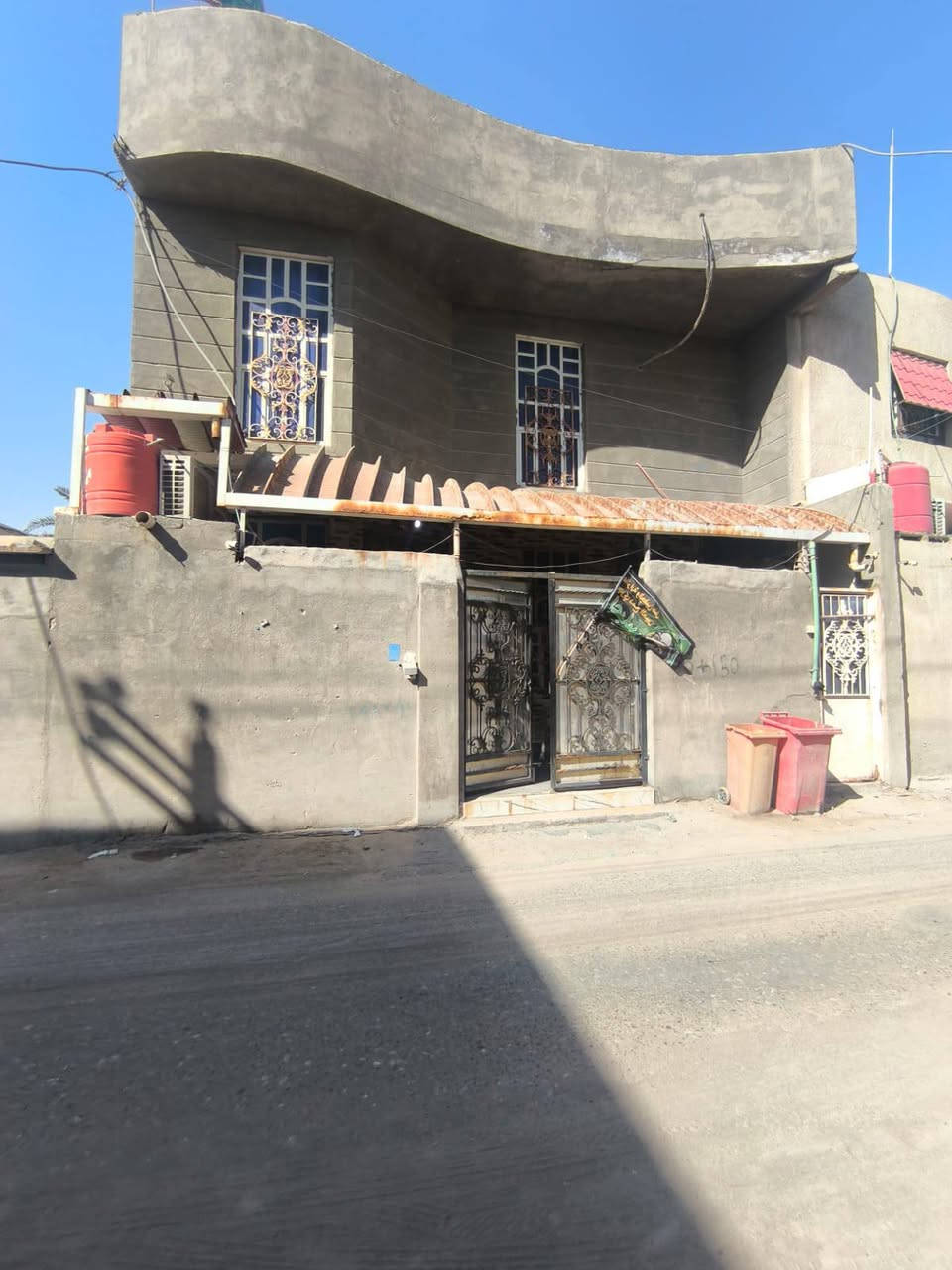 السلام عليكم منزل وبستان للبيع 
الموقع: عويسان
📐 المساحة الكلية: 700 م²
📄 السند: طابو صرف
🏡 تفاصيل العقار:
المنزل الرئيسي طابقان: مساحة 150
الأرضي: غرفتان + صحيات.
الأول: غرفتان + كليدور + صحيات.
المشتمل:  مساحة 90 غرفتان + مطبخ + صحيات، مع باب داخلي يربطه بالمنزل الرئيسي.
واجهة مباشرة على الشارع.
خلف المنزل بستان مساحة 450 يطل على شارع خلفي، مما يمنح العقار موقعًا مميزًا.
طريق خاص للبستان.
يبعد عن السوق 150 مترًا فقط.
 عقار يجمع بين السكن والمساحة الواسعة والموقع الاستراتيجي.

للتواصل ***********
