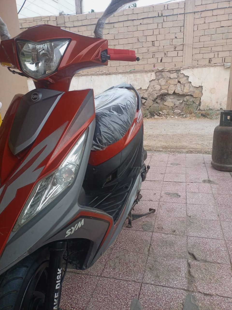 السلام عليكم دراجه سايم نحله الكتروني للبيع كله شغال مكينه فول فول نعومه مابيهه اي نقص دراجه حيل نضيفه بدووون اوررراااق موديل 2018 دراجه حيل حلوه 
السعر. 750 او بي مجال للشراي 
العنوان. داخل الرمادي 
رقم الهاتف. ***********
