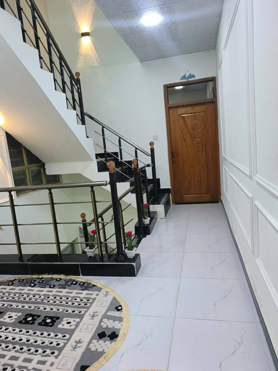 🏠 للبيع مشتمل سكني 
📐 المساحة: 100 متر

🏡 الدار مكوّنة من 3 طوابق وتحتوي على:

🔹 صالة  استقبال واسعة

🔹 مطبخ

🔹 4 غرف نوم

🔹 3 صحيات داخلية 🚿

🔹 1 صحية خارجية

🔹 بناء 3 طوابق

🔹 تصميم مناسب للعائلة واستغلال ممتاز للمساحة

📍 الموقع:  الجبيريه الثالثة قرب جامع باب الريان 

📞 للاستفسار والتواصل معي صاحب الدار : 
***********
أو التواصل على الخاص
