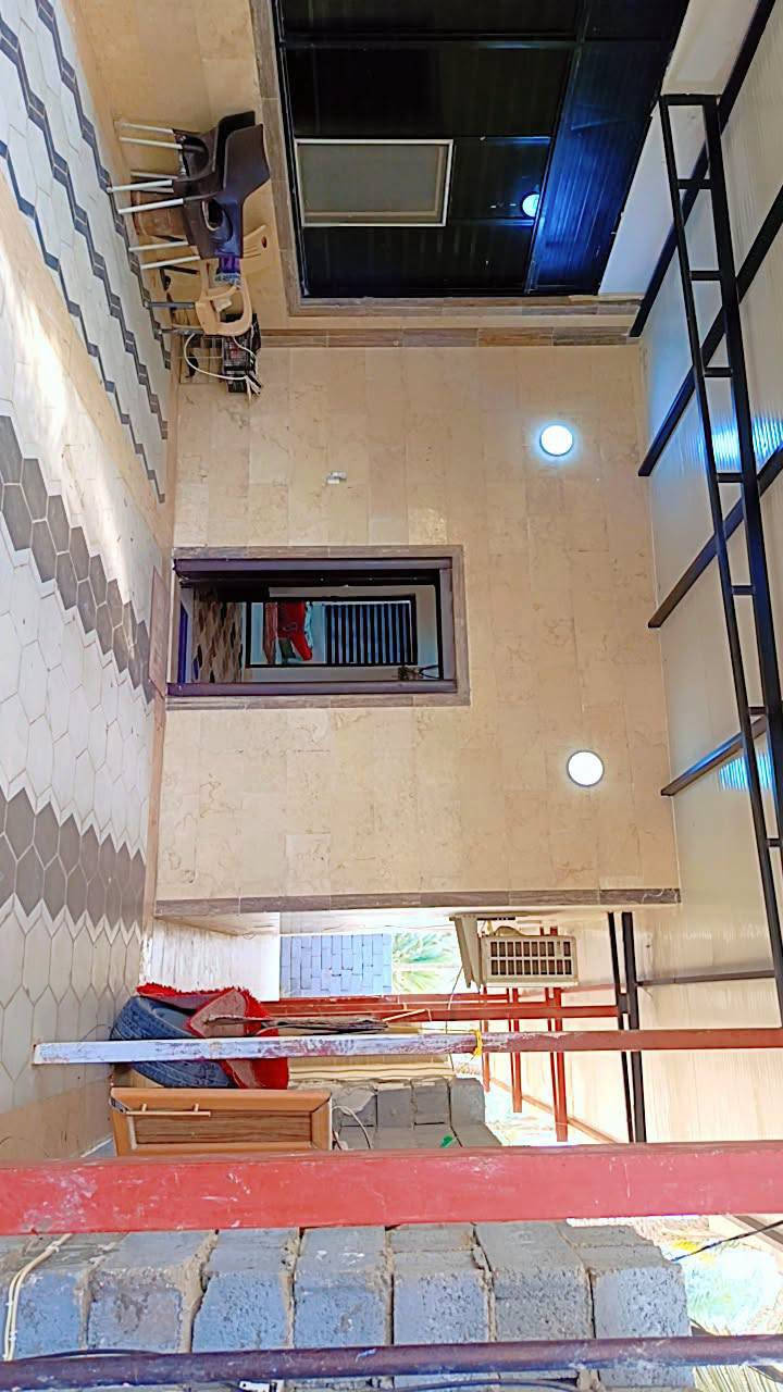 منتجع او دار استراحه للبيع او مراوس مع دار حديث او 
 للايجار

قطعه بمساحة 900متر سند 25تحويل سهم بالطابو مباشر بأسم المشتري تحتوي ع دار حديث درجه اولى يباع مع الاثاث بسعر 325 بمساحة 220 متر طابق واحد يتكون من غرفتين نوم مع صاله واستقبال مع مطبخ اوبن مفتوح مع مجاميع صحيه عدد 2 اضافه الى كراج السياره والحديقه ومسبح  --العنوان كربلاء الحسينيه شارع السيده زينب طريق ابو ماشه للاستفسار ***********

ملاحظه ///
 للايجار شهريا مع الاثاث بسعر مليون
