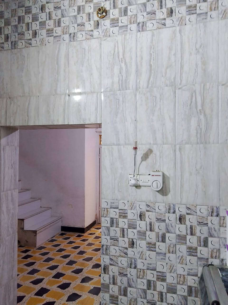 سلام عليكم بيت البيع 100م خلفي قاطين بالسكان الصناعي قرب حسينه واليد الكعبه البيت يتكون من 2غرف نوم وصاله وستقبال ومطبخ وصحيات فوك وجوه الدربونه عرضه متر ونص/ السعر 75 وبي مجال الستفسار ***********
