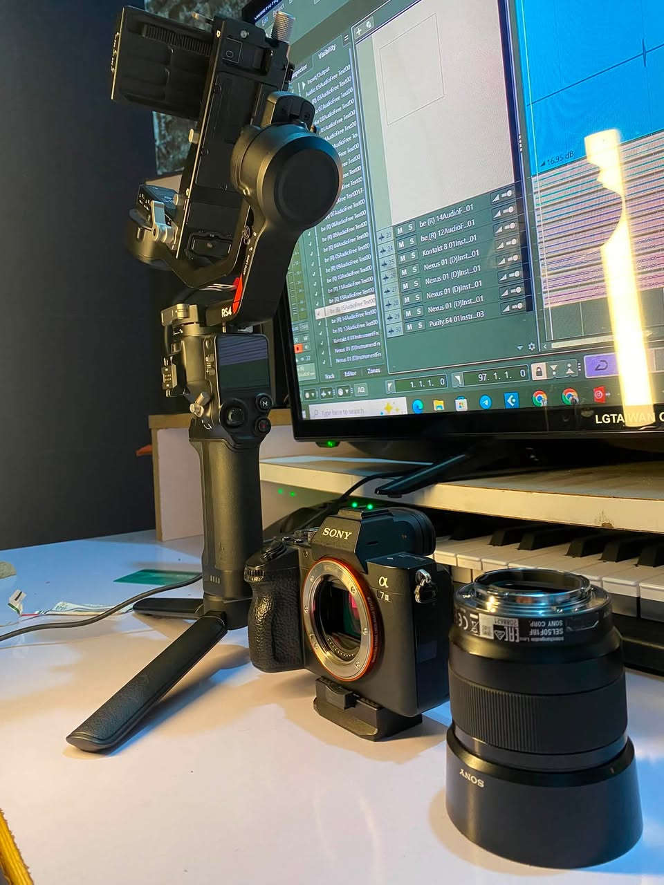 للبيع – أغراض تصوير
• كامرة شترة 12 سوني  A7III — 1,300
DJI Ronin 4 — 550

📞 للتواصل: ***********
📍 المكان: بغداد – كفاءات العبيدي
🚫 لا يوجد توصيل
