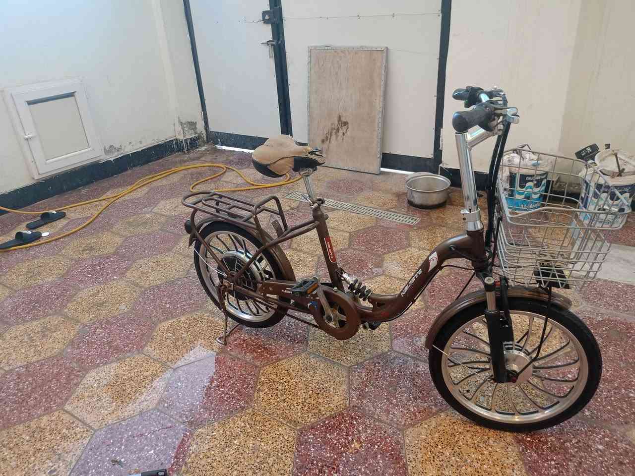 دراجه شحن للبيع نضافه فول بس 
محتاجه بطاريات بس مكانه نجف حي العسكري مدارس سعرها 150بيه مجال بسيط للاستفسار أكثر j***********
