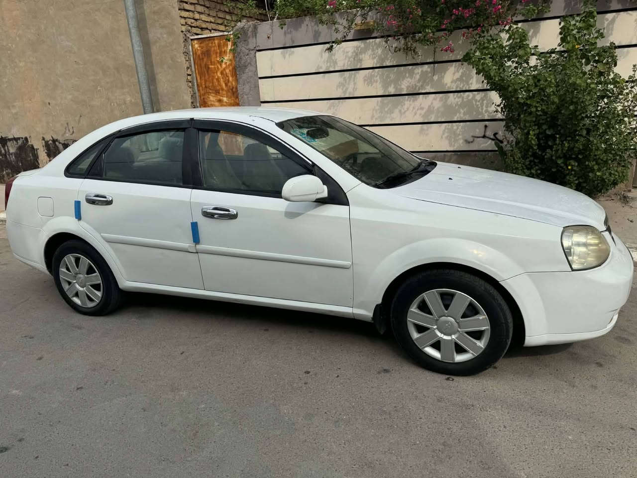 اوبترا للبيع موديل ٢٠١١ رقم واسط انكليزي سنويه لل٣٠ سياره جديده بيها مكانات صبغ بسيطه بس بالهلالات مكينه وكير عالشركه تخم تاير صدر حداديه تبريد ويا سويج ماشيه ١٩٠ الف مكانها واسط ***********السعر ٧٠ وبيها مجال للشراي سياره مال جناي
