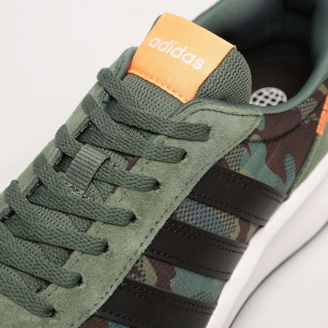 هذا الحذاء هو حذاء رياضي كاجوال (Lifestyle Sneaker) من إنتاج شركة آديداس (Adidas).اسم الموديل المعتمد: Adidas Run 70sكود المنتج (Style Code): GZ9512اسم اللون الرسمي: Green Oxide / Core Black / Screaming Orange (وهو تصميم يتميز بنقشة التمويه العسكري الأخضر "Camo" مع تفاصيل باللون البرتقالي الصارخ والأسود).يتميز هذا الحذاء بتصميمه الكلاسيكي المستوحى من أحذية الجري في فترة السبعينيات مع لمسات عصرية مريحة تناسب الاستخدام اليومي

قياس ٤٦ 
الحاله غير مستخدم
للحجو مراسله الصفحه او عبر الواتساب 
***********
