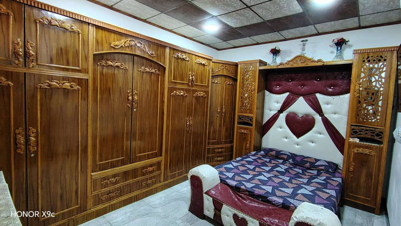 السلام عليكم غرفه  اخو الجديد للبيع السعر ٩٠٠ الف مكان موصل   او بيها مجال *********** وتسب موجود
