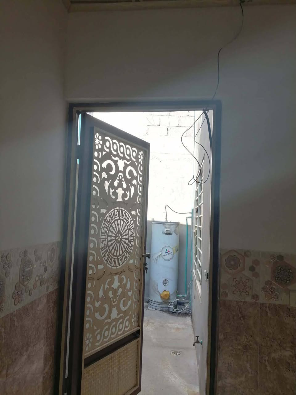 السلام عليكم 
‏دار للبيع في حي السماح الاولى 100 متر سند طابو الزهور 
‏ طابق واحد يتكون من غرفة نوم وهول واستقبال ومطبخ وصحيات 
‏قرب مدرسة مكة
‏للاستفسار التواصل على الرقم... ‪***********
