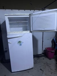 ثلاجة للبيع للاستفسار 07726365731