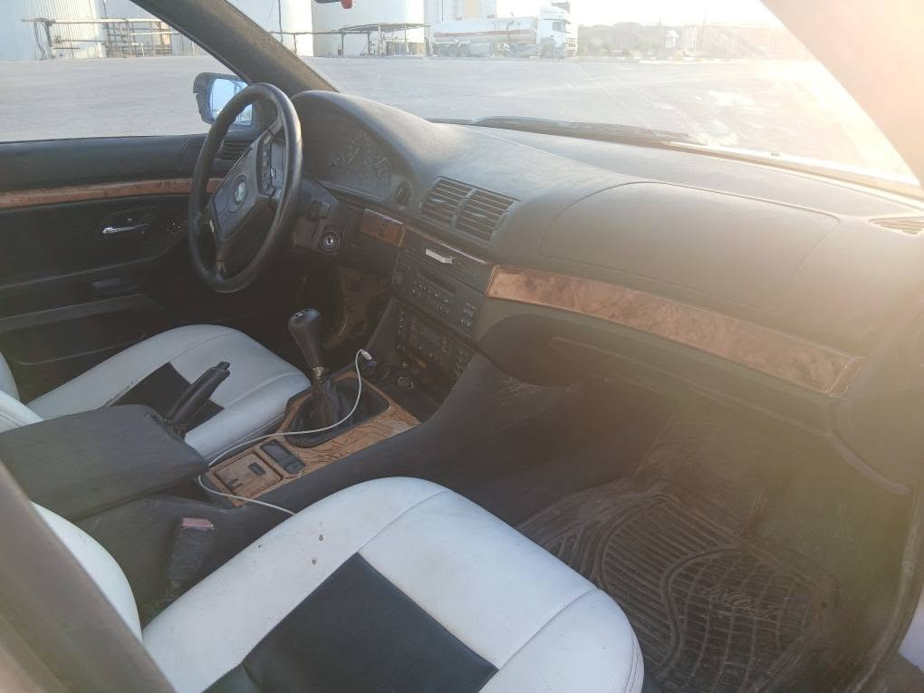 bmw e39 1998 مەکینە 523 گێڕ عادی بیلاد 
چوار تایەی نوێی ئەوڕووپی 
کلاج بەنجی برێک و استاپی و هەموویم تازە گۆڕیوە سبۆغیم تازە کردووە  لایت و کارەبایی ناوەو دەرەوە  هەمووی بەشەرت جامەکانی تۆماتیکن بەکۆنتڕۆڵ داخرێن و ئەکرێنەوە بیلاد حەساسی دوواوە سکوێریتی  تەبریدی مەزبووت ئاگر دزینی نییە و پاتری نوێیە بێ لێدران بێ خایس بەشەرت گێڕو مەکینەو ئەکسلی بەشەرت مەکینەشی تازە گۆڕاوە سەیارەیەکی تابڵێی بە هەڵمەت و ئابوریانەیە بەنزین زۆر کەم ئەخوا 
خۆم سەیارەکەم نوێکردۆتەوە 
تەنها دوو فلنجەی پێشەوە نوێن بەڵام تۆڕنەیان ئەوێ و حەساسەکانی ئەی بی ئێسی لەسەر نییە بەڵام سەیارەکە وەسفی ناوێ 
سەیارەکە مەنەفێستەو نرخی 39 گەڵاو معامەلە
***********
*********** أربيل, العراق
