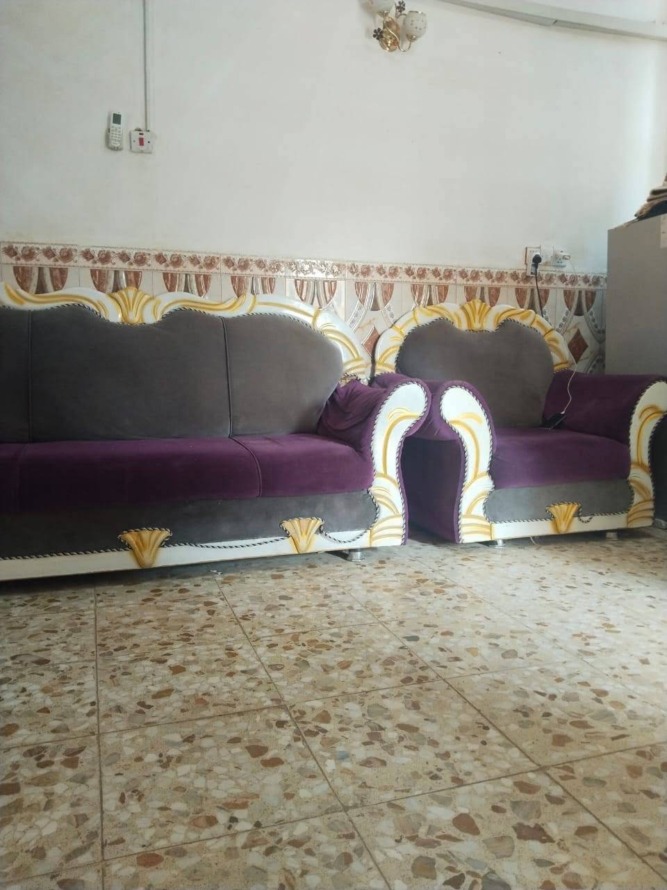 سلام عليكم عندي تخم اثنين كبار وأربعة صغار ٢٠٠ بيه مجال الرقم ***********
