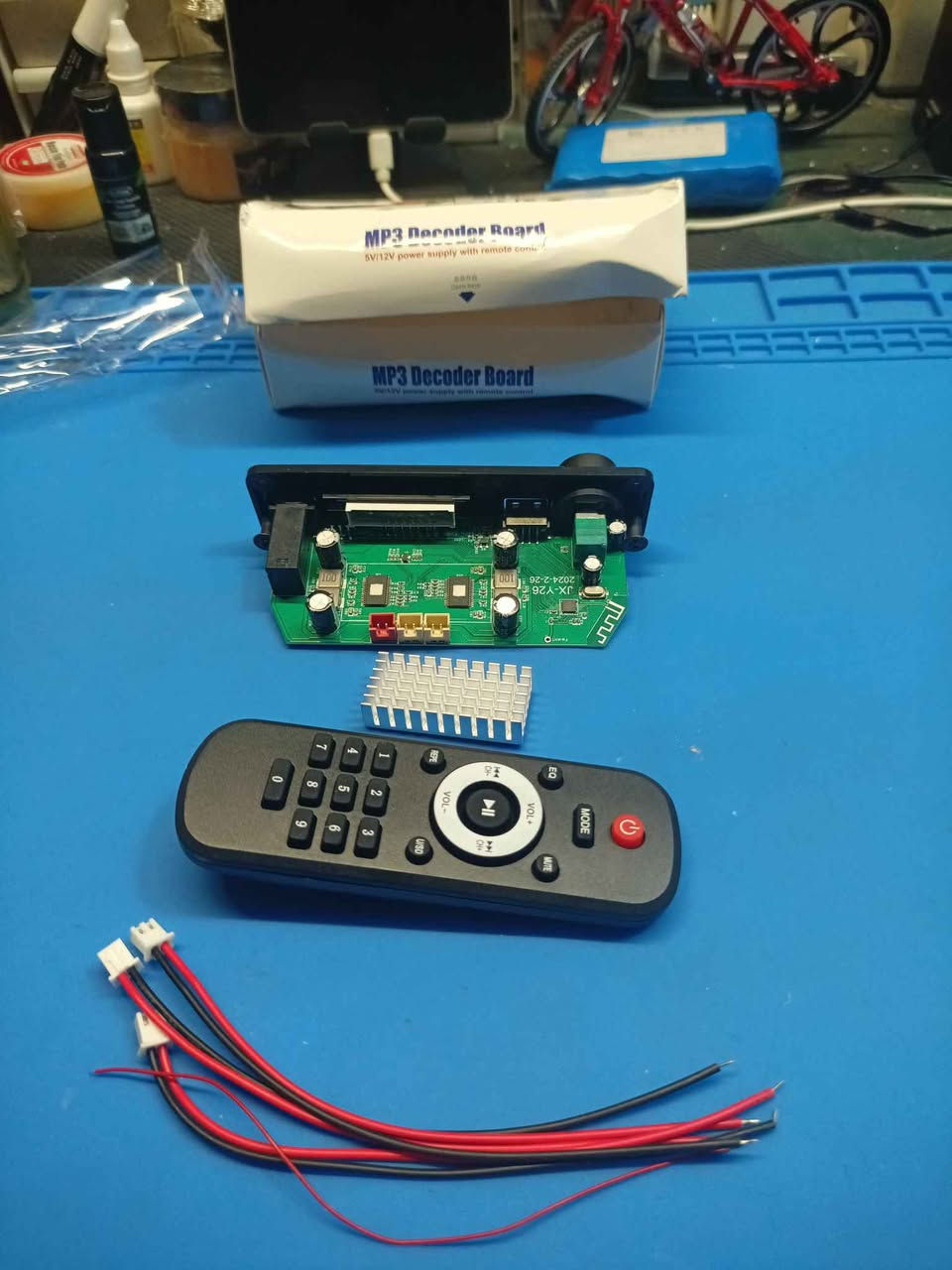 JX-Y19 MP3 Decoder Board وحدة إلكترونية لفك تشفير وتضخيم الصوت تعمل بجهد 5 إلى 12 فولت، وتُستخدم لتحديث وتعديل أنظمة الصوت المنزلية أو مكبرات الصوت العادية.تشتمل على خيارات توصيل متعددة تشمل البلوتوث، ومنفذ USB، ومدخل بطاقة ذاكرة، وراديو FM.تدعم مدخل ميكروفون ومزايا تسجيل الصوت والاتصالات الصوتية بحسب الإصدار الداعم.تحتاج عادةً إلى مصدر طاقة DC 12V وتوفر مخارج لتشغيل السماعات المباشرة أو ربطها بصب ووفر خارجي. بغداد, العراق
