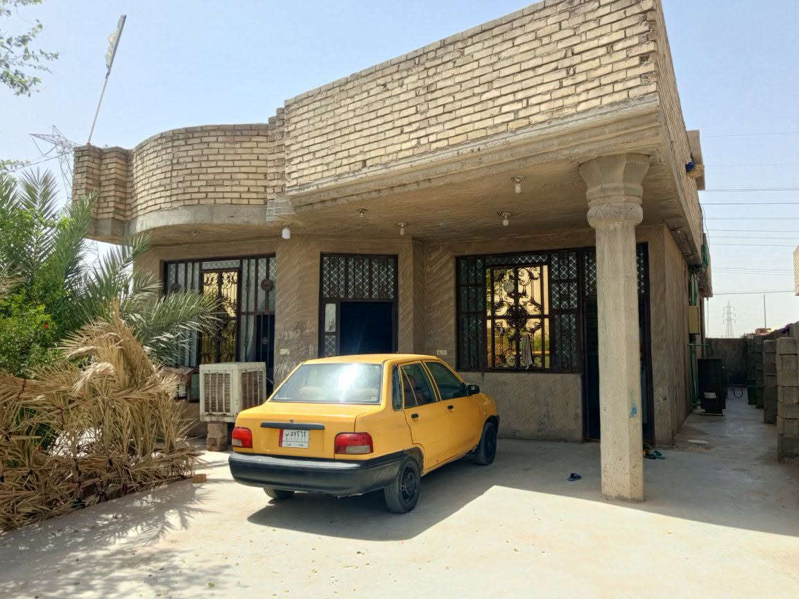 قطعة ارض للبيع 1500 متر مع دار متكون من غرفتين نوم +صالة +مطبخ +ستقبال + حمام داخل البيت + صحيات خارجية . بي كافت الخدمات .ماء.كهرباء العنوان تقاطع النهروان مقابل اسواق القمة . السعر نتصالل على الرقم ***********
