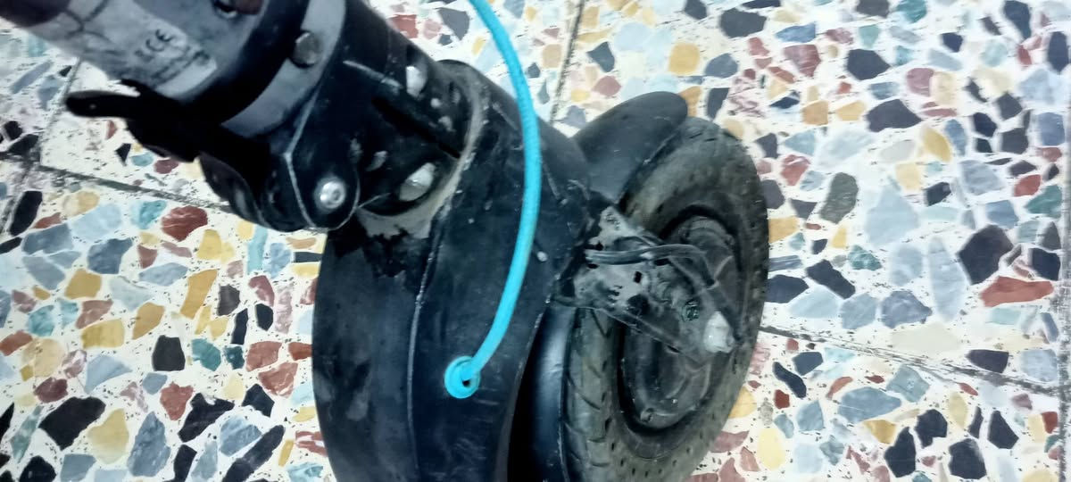السلام عليكم للبيع اسكوتر حجم جبير شغال بس البطارية منتهيه متشحن موجوده بي والشاحنة هم السعر ٥٥الف بغداد ***********
