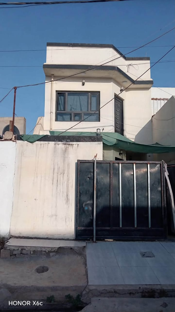 السلام عليكم
بيت للبيع مساحه 100متر بيت سيراميك سقف ثانوي
طابقين 
الموقع حي العسكري قرب موقف الكوسترات
السعر 90وبي مجال 
مقابيله ساحه الاتصال على الرقم 
***********
