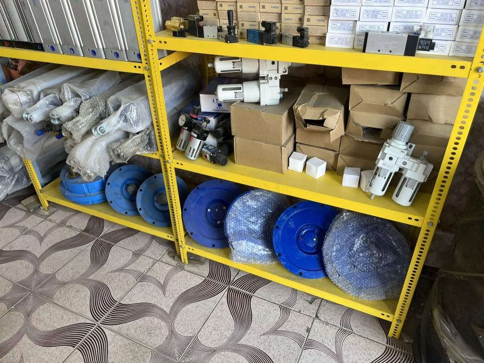 � شركة المستقبل للتجاره العامه 🔹
للـاستيراد والتجهيز المباشر لجميع الأدوات الاحتياطية لمعامل:
🏗️ الكونكريت (الجاف والرطب)
🛣️ الأسفلت
🧱 البلوك
⚙️ الكسارات

📦 المتوفر لدينا:
1️⃣ قوايش ناقل المواد
2️⃣ كيربوكسات براين
3️⃣ كيربوكس قوايش
4️⃣ بوايات سمنت بجميع القياسات
5️⃣ هزازات مواد بجميع الموديلات
6️⃣ براينات الإسمنت كافة الأنواع
7️⃣ جكات الهواء ومستلزماتها
8️⃣ رولات القياس بجميع الأحجام
9️⃣ فلاتر سايلو الإسمنت
🔟 خلايا الوزن الكورية الأصلية
1️⃣1️⃣ شاشات المواد
1️⃣2️⃣ عدادات الماء (ميكانيكي وإلكتروني)

🛡️ جميع الأدوات بضمان حقيقي لمدة 3 سنوات
🚚 خدمة توصيل إلى جميع محافظات العراق

📍 موقعنا: بغداد – باب الشيخ مقابل المركز
📞 *********** -*********** 
او على واتساب 
***********-***********
