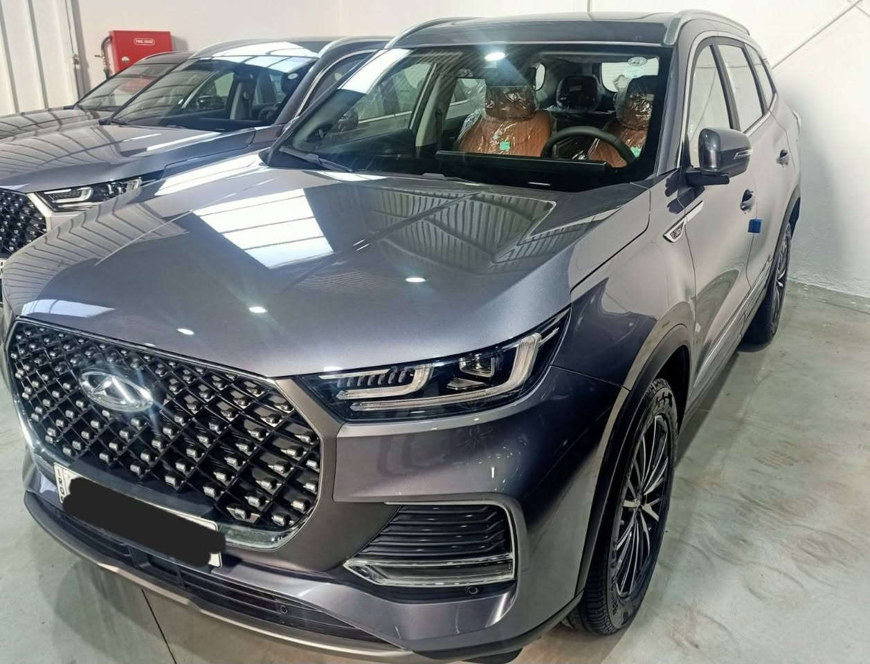 سيارة عائلية فاخرة للبيع (Chery Tiggo 8 Pro Max - Luxury)
• موديل2023 
• الفئة: لوكجري (أعلى فئة / فول مواصفات)
• العائدية: باسمي مباشرة (تحويل أو وكالة مضمونة بدون أي تعقيد)
• الوضعية: سيارة حرة مرقم سليمانية 
• اللون: نفطي
• المسافة المقطوعة (الماشية): 30,000 كم
أبرز المواصفات والأداء:
• المحرك: 2.0 لتر TGDI تيربو قوي جداً (254 حصان / 390 نيوتن.متر عزم).
• الدفع: كلي ذكي للعجلات (AWD) مع وضعيات قيادة متعددة.
• الجير: أوتوماتيك 7 سرعات دبل كلتش ماوس كهربائي.
• المقاعد: 7 مقاعد جلد فاخر (3 صفوف) مع تدفئة وتبريد للمقاعد الأمامية وخزن ذاكرة لمقعد السائق.
• السقف: فتحة سقف بانوراما كبيرة.
• الشاشات: شاشة عملاقة مدمجة مقاس 24.6 بوصة (شاشة عدادات + شاشة وسائط ولمس تدعم Apple CarPlay و Android Auto).
• النظام الصوتي: مسرح صوتي فاخر من SONY.
• الكاميرات والحساسات: كاميرات محيطية 360 درجة بدقة عالية مع حساسات أمامية وخلفية.
• أنظمة الأمان والقيادة الذكية (رادار كامل):
o رادار تفاعلي ذكي ومثبت سرعة متكيف (ACC).
o نظام المحافظة على المسار وتحديد النقطة العمياء.
o مكابح طوارئ ذاتية لمنع الحوادث.
• الإضاءة: إنارة فول LED ذكية مع إضاءة داخلية محيطية (Ambient Light) متعددة الألوان.
• إضافات: شاحن وايرلس سريع، بصمة تشغيل ودخول ذكي، صندوق خلفي (دبة) يفتح كهربائياً وبالحساس.
• السعر المطلوب: 36 مليون دينار عراقي
• المكان: كركوك
• للتواصل والاستفسار: رقم الهاتف / واتساب: ***********

