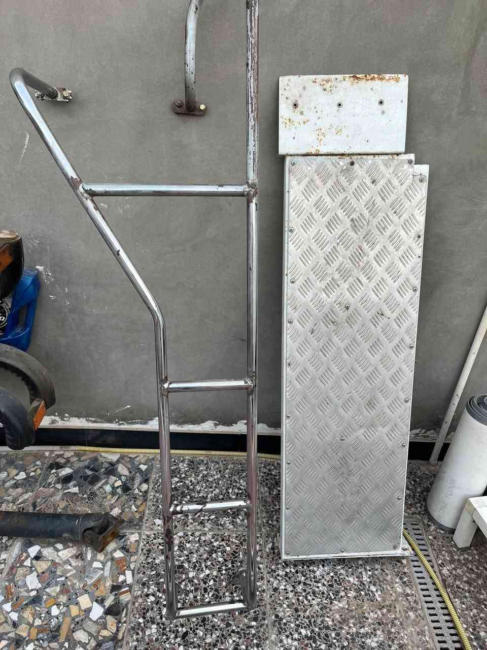 سلام عليكم سيباية مال ناصية كوستر للبيع شوف لعين نضيفة كاملة هية ودرج وممشة مكان بغداد لمين ثانية سعر ٤٠٠هاذ رقمي ***********
