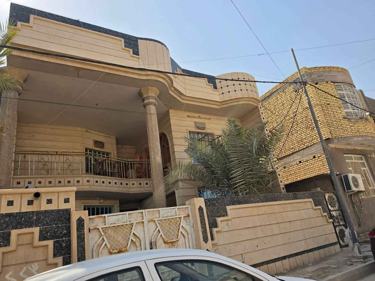 سلام عليكم بيت طابقين ؟؟حي اور؟؟ الثانيه يحتويه الطابق الارضي ستقبال +صاله غرفتين ومطبخ صحيات حديقه كراج سياره الطابق الثاني 3غرف صاله +صحيات كل خدمات موجوده السعر 300 بيه مجال  قليل..بناء سنه... 2010..الشراي يتصل ..***********
