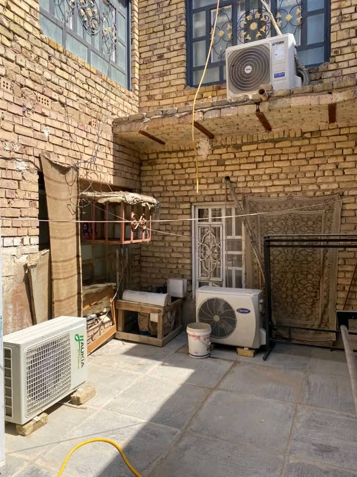 🏠 بيت للبيع  او مراوس – العروبة

📍 الموقع: العروبة، خلف مركز 7 نيسان
📌 قريب من الشارع العام

📐 المساحة: 150 م²
📏 الواجهة: 10 م
📏 النزال: 15 م

🏡 يتكون من طابقين:

🔹 الطابق الأول:
• غرفة نوم
• صالة
• استقبال
• مطبخ
• صحيات

🔹 الطابق الثاني:
شقة معزولة بالكامل، تحتوي على:
• غرفتين نوم
• صالة
• مجمع صحيات

📞 📞 للاستفسار والمراجعة:
مكتب المحيط لبيع وشراء العقار – الديوانية
📍 شارع الحولي – خلف جامعة القادسية – قرب غسل غريب الطوس

☎️ ***********
☎️ ***********
📲 واتساب متوفر على الأرقام أعلاه

🏠 مكتب المحيط… عنوانكم الموثوق
واتساب متوفر 📲