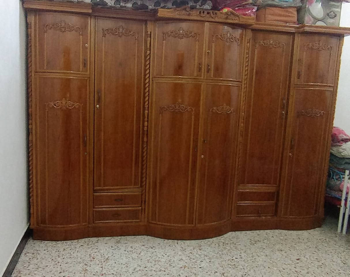 غرفة نوم مستعملة نضيفه خمس قطع داخل وخراج صاج السعر ٥٠٠  للاستفسار واتساب *********** عنوان الحصوة الحولي
