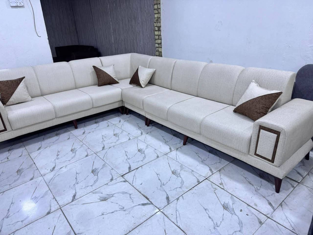 من رخصة ألادمن
ديوان كورنر ٢٠ مقعد ١٤ متر ونص موديل جكليته لون أوف وايت مطعم ب جوزي بيه قنفتين مفصوله مع زاويه جديد شغل معمل خشب بلوك اسود كله الثقيل خالي من ال ان دي اف سمك ١٦ ملم جسور القواطع جام روسي مساطر سفنج مضغوط مميز أول مع طبقه اكسترا طبي بولستر قماش كتان ناعم تركي ضمان حقيقي ٥ سنوات اتصال *********** متوفر واتساب
