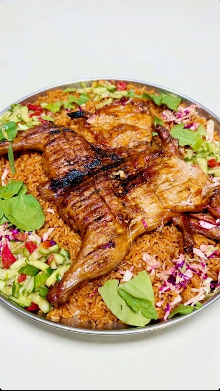 مطعمنا يقدم لكم أشهى المشويات ودجاج تنور الطين! 
​تذوق طعم دجاج تنور الطين المشوي على الحطب بالخلطة الخاصة 🍗🔥
​🕐 ساعات العمل:
من 11:00 ظهراً إلى 4:00 فجراً (نستقبلكم للغداء، العشاء، وسهرات الليل).
​⚠️ تنويه:
لضمان تقديم الطلب بأعلى جودة وبدون تأخير، الطلب والحجز مسبقاً عبر الاتصال.
​📞 للحجز والتوصيل: *********** 
*********** 
📍 الموقع: [أجنحة مشويات رهيب شارع ثرثار مجاور مجمع نوروز الترفيهي
