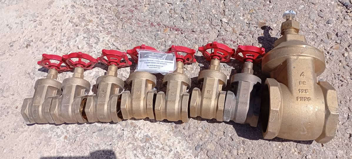 السلام عليكم عندي كاكات براص عدد 7 ابو 2 انج واحد أبو 4نج أصلي صناعة إنكليزي جديد قيم وخذ بما يرضي الله ستفسار ***********مرخصت الدمن كروب
