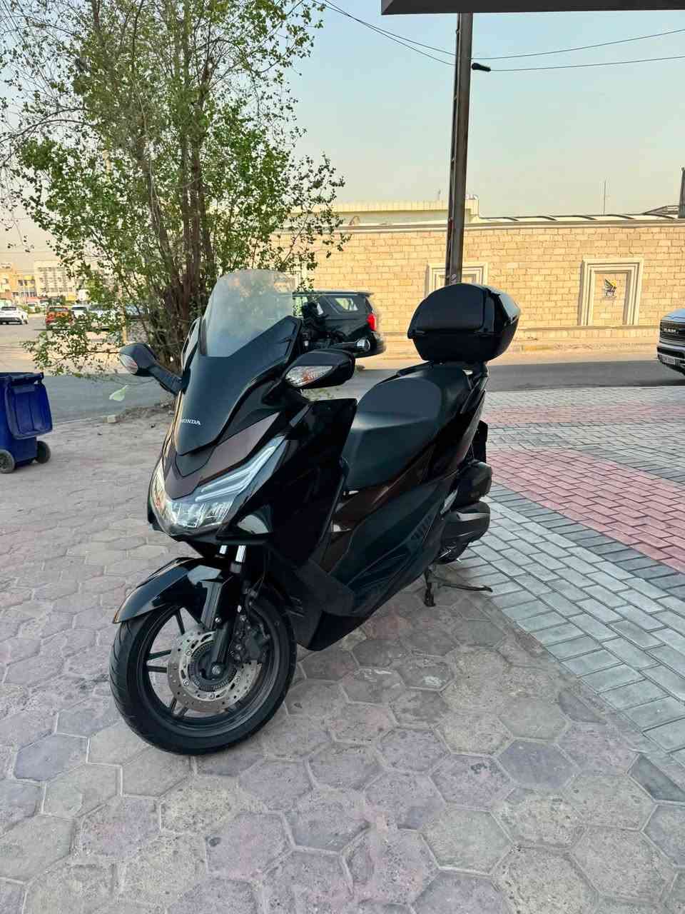 السلام عليكم فورزا 0.13 مديل 2021 الدراجه جديده و نضافتها شوفت عينك دهن كل الف يتبدل بانزين محسن و شرط كفاله من التاير للتاير مواصفات 
تدفئه يدات 
لايت LED و بيها رماش سريع 
تايرات جدد 
تو كلر لونين الدراجه 
و تجي برك ABS 
اشاير ب مري 
الجامه الاماميه تحكم 
موقعها بغداد ورقم *********** 
سعر 20 و بيها مجال حك جيتك
