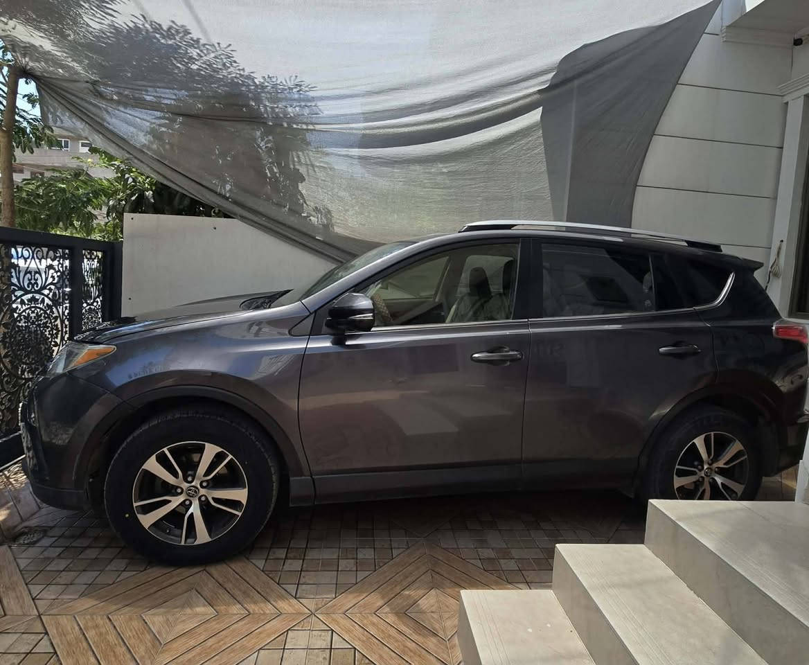مكلف بالنشر ....راف 4. وارد امريكي موديل 2018  رقم شمالي...گير أوتوماتيك  ...  اللون نفطي  ...المواصفات XLE. فول مواصفات ...فتحة سقف ...بصمة عن بعد ...سكان فوليوم ...مقاعد كهربائي ...أشاير بالمري ...رادارات امامي وخلفي وجانبي ...اللون نفطي ...التبريد ثلج ...ماشاء الله السيارة نظيفة والضرر مبين بالسونر  ...المكينة. والگير بشرط ...السنوية مجدد لحد 2029..وبأسمي وبشرط التحويل ...ماشية 93. ألف مايل ...السعر.  165 ورقة وبيها مجال...الاتصال على الرقم ***********.   ...او  واتس ٱب.  على الرقم ***********
