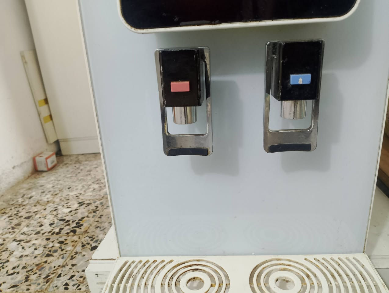 السلام عليكم براد وفلتر ماء ماركه AC نضام كمبريسر   تصفيه وتحليه وتعقيم ماركه ماء بارد وماء حار  معروفه اخذته قبل 400 هسه عندي نقله مال بيت ابيعه سعر مناسب جدا 150 الف الاتصال ***********
