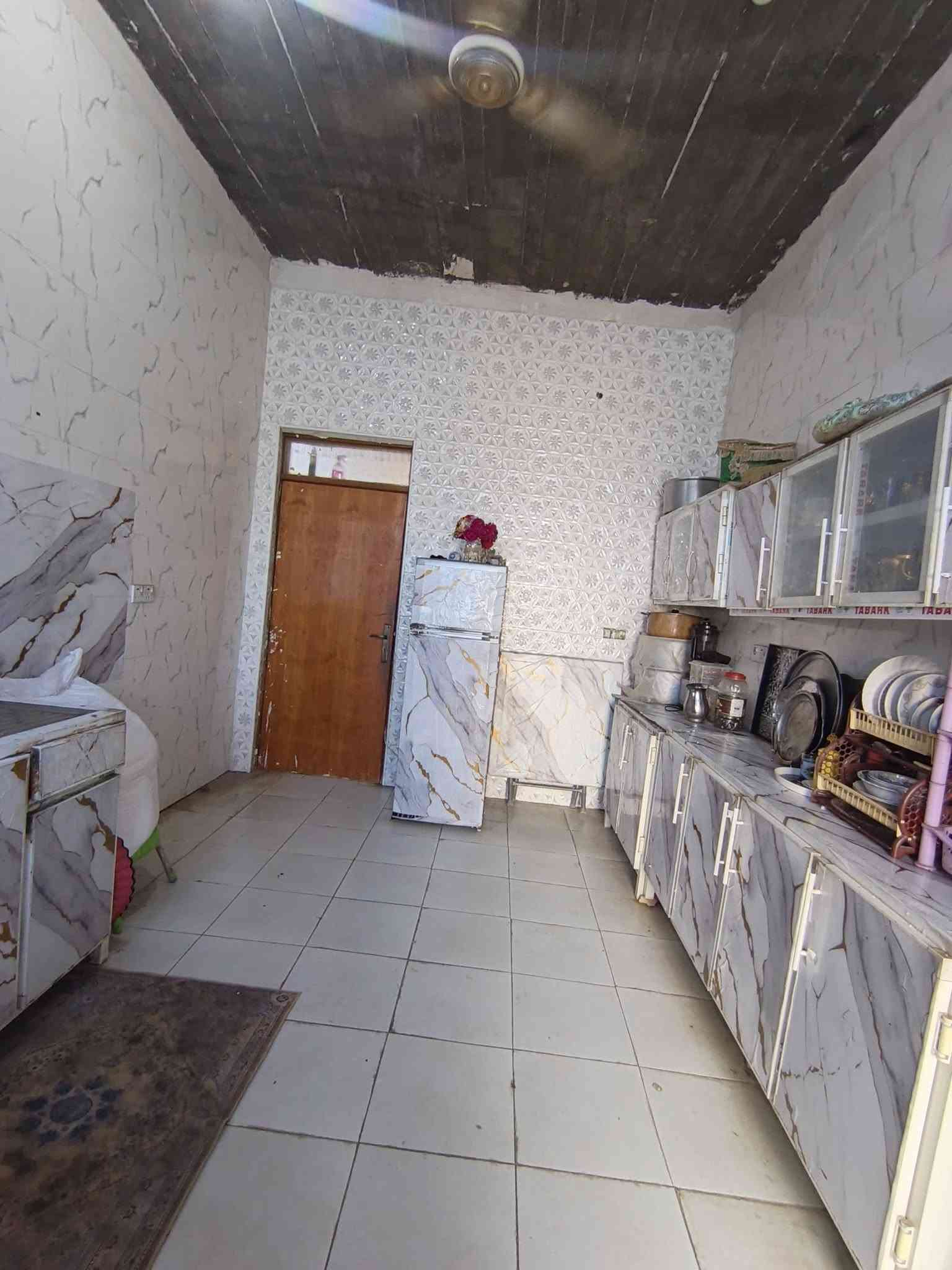 سلام عليكم بيت م150 غرفتين وصاله واستقبل وصحيات داخليه وخارجية يبعد عمن المستشفى التركي 800متر سعره 95وبي مجال *********** واتس واتصال

