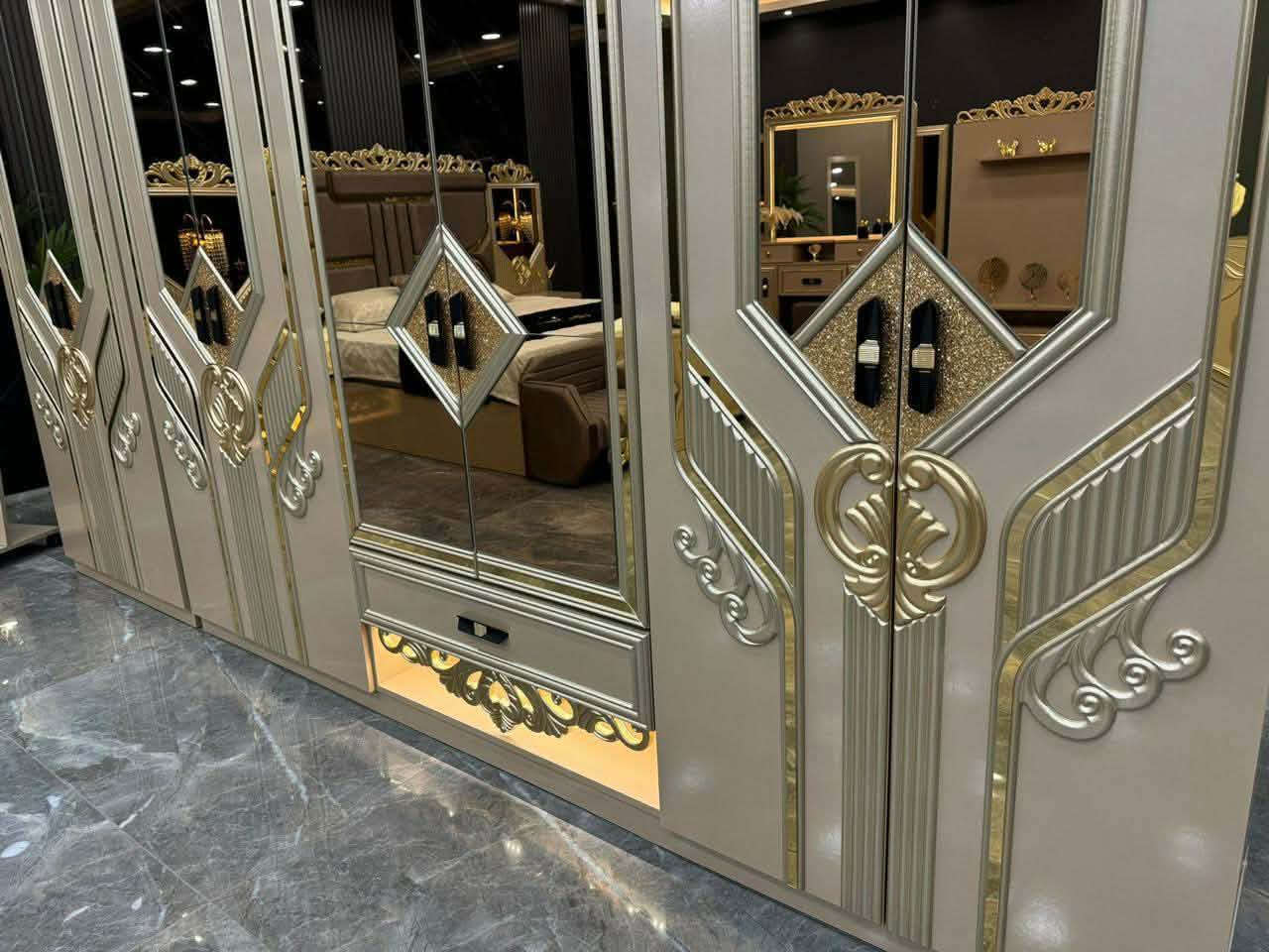 السلام عليكم غرفة تركية حديثة  استعمال قليل جدآ مابيه اي شخط ولونه المميز ونوعيت الخشب درجة أولى وعدد القطع وياها ١٣قطعة رايده ٢مليون وبيه مجال قليل وهذا رقمي *********** النجف, العراق
