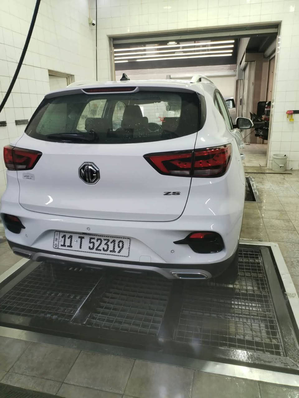 موديل 2021 
 رقم بغداد الجديد الدولي 

مواصفات السيارة
* الموديل MG ZS2021
* محرك: 1500 اقتصادي 
* اللون: ابيض 
* ناقل حركة: أوتوماتيك
*  تشغيل بصمة + دخول ذكي
* بصمة ابواب
* ستيرن جلد ( تحكم جهتين ) 
* حاكية للإتصال والرد على المكالمات
* بلوتوث + USB
* شاشة لمس كبيرة متعددة الوسائط (اندرويد اوتو + كار بلي)
* كامرة خلفية دوارة 
* حساسات خلفية 
* هاند بريك دكمة 
* نظام اوتو هولد 
* نظام نزول منحدرات
* بصمة عدد ( 2 )
* تبريد قطعتين + تدفئة 
* لايت زنون عالي + ناصي
* لدات نهاري 
* بك لايت LED
* مرايا كهرباء + اشارات بالمري 
* كشافات هالوجين
* مثبت سرعة ESP
* مانع انزلاق المكابح APS
* حساسات نظام مراقبة ضغط الإطارات TBMS
* جنوط أصلية 
* ويل كب عدد ( 5 )
* ايرباك AIR BAG عدد ( 2 )
* حاملات اكواب عدد ( 6 )
* سبير منازل من الجنطة ولا مفتوح + المعدات كاملة الأصلية غير مفتوحة

السعر المطلوب (98)
مكان السيارة بغداد / بغداد الجديدة
رقم الهاتف /***********
