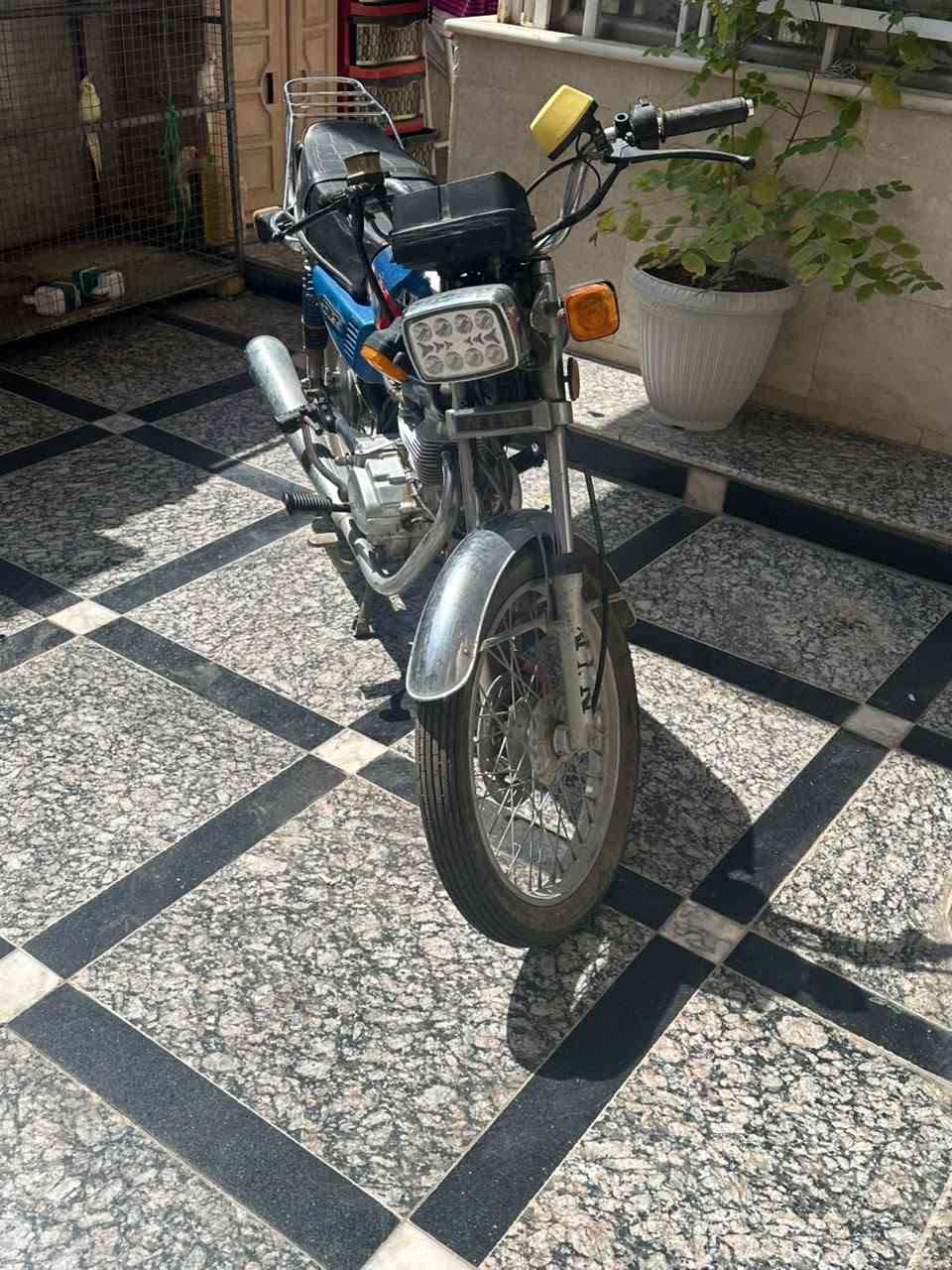 السلام عليكم دراجه ناعمه امتياز كل شيء ما بيها لا مفتوحه ولا هاي السعر 600 وبيها مجال اتصال*********** العنوان ثوره
