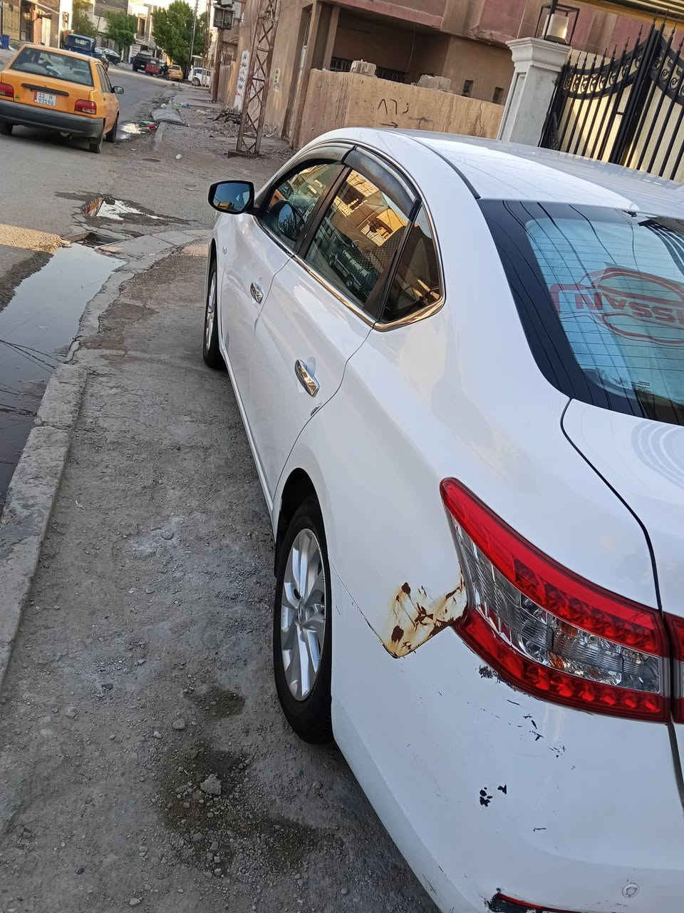 السلام عليكم 
نيسان سنتره خليجي موديل 18 
مكينه 1600 بلاديه برغي ما مفتوح بيه كير بلادي 
سياره مبدل بيه بنيد ابيض صدفي ودعاميه طاك ايرباك دركه ودشبول الغود شواصي كله كفاله بيه بارد اقل الشبر بلجاملغ الخلفي الي بجهت السايق تخم تاير جديد غرفة نضيفه صدره 80 بلميه سعر سياره 107 وبيه مجال قليل سياره رقم سليمانيه باسمي مكاني بغداد الدوره 
***********
