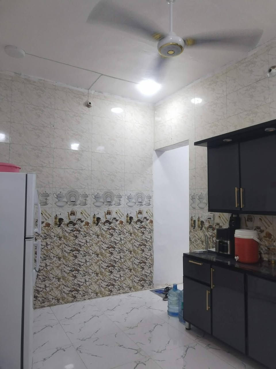 بيت للبيع  مساحه 100 عقد 35  بناء بلوك سقف اعكاده يحتوي على غرفه صاله هول مطبخ صحيات  عنوان كرادة قرب جامع فتح المبين سعر 35 وبي مجال  ***********
