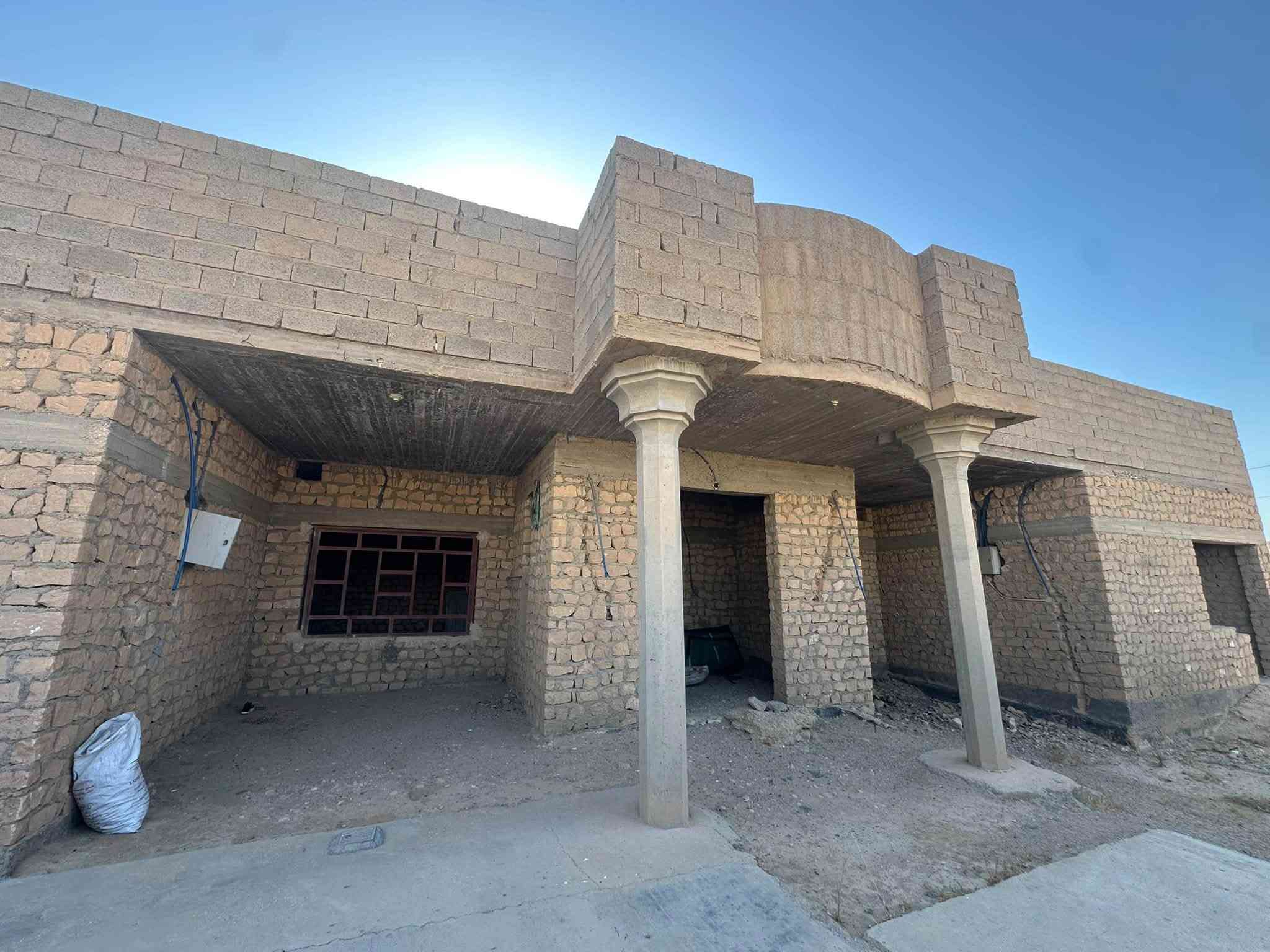 السلام عليكم 

بيت للبيع 

ركن على شارعين 

تصميم بيتين واحد كامل يعني ملبوخ ومصبوب ومأسس كهربائيات والثاني هيكل

البيت يتكون من 3غرف +صالة +مطبخ حار وبارد +صحيات +مخزن 

البيت الثاني نفس الشي بس واگف علصب 

ديوان خارج معزول عن البيت 

#المساحة الكلية 1300

#مساحة البناء 540

#موقع البيت حصيبة حي غزة بنهاية الإذاعة تبعد عليه الإذاعة شارعين

باقي التفاصيل خاص وهذا رقمي بي واتساب ***********
