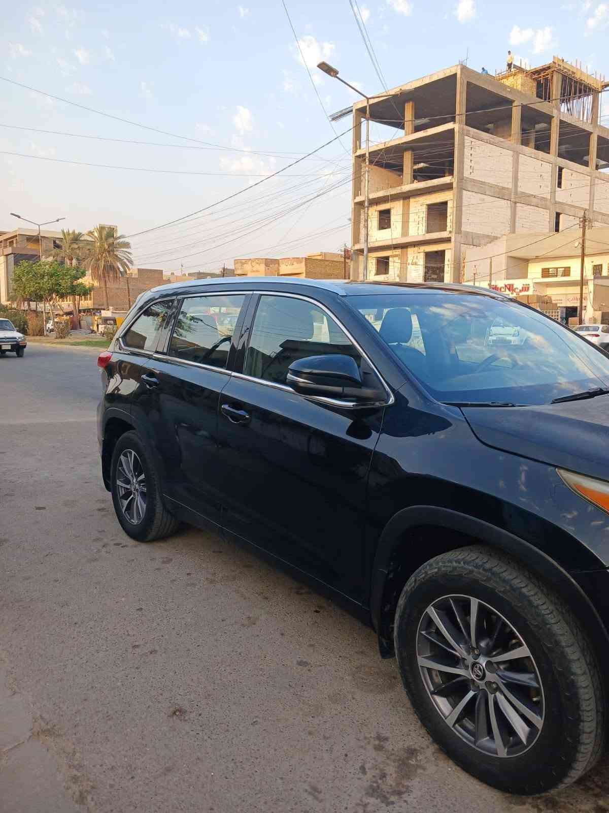 السلام عليكم
تويوتا هايلندر 2018 AWD  XLE  

رقم بغداد باسمي 

ماشية السيارة 82 الف ميل 

فول موصفات 1/1

4 ويل درايف

_ رادار 

_نقط عمياء

_مثبت سرعة 

_محرك 6 سلندر 3500 

_فتحة سقف

_جلد 

_كشنات كهرباء 

_كشنات تدفئة 

_بردات ابواب 

_جنطه كهرباء 

_ويل كروم 

_7 راكب 

_كشافات 

_تحكمات مقود 

_شاشة - كامرة 

_بصمة ترحيب  

_ماشية 82 الف ميل 

حادث امريكيا فقط بنيد 

وباب كلير 

صور الحادث مرفقة

السعر 220  بي مجال  

للاستفسار 
بغداد / الغزالية 
***********

نص مكتوب في الصور:
- 63618949