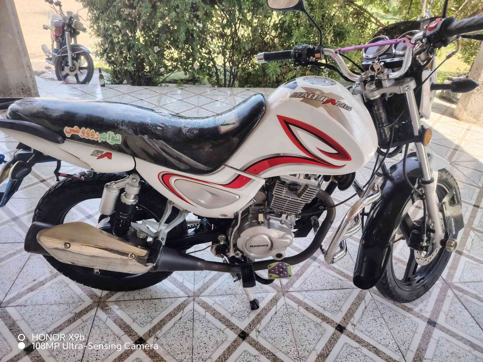 سنكي عالي للبيع 2023مكفول كفاله عامه السعر 1250وبي مجال للستفسار***********

نص مكتوب في الصور:
- HONOR X9b
- 108MP Ultra-Sensing Camera
- HONOR X9b 108MP Ultra-Sensing Camera