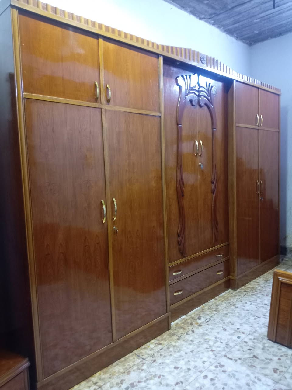 مكلف بلنشر غرفه تسكام نجاره صاج داخل وخارج ظهر جرجوبه ٧٥٠ وبيه مجال مكانه حله للاستفسار الاتصال بلرقم ***********

