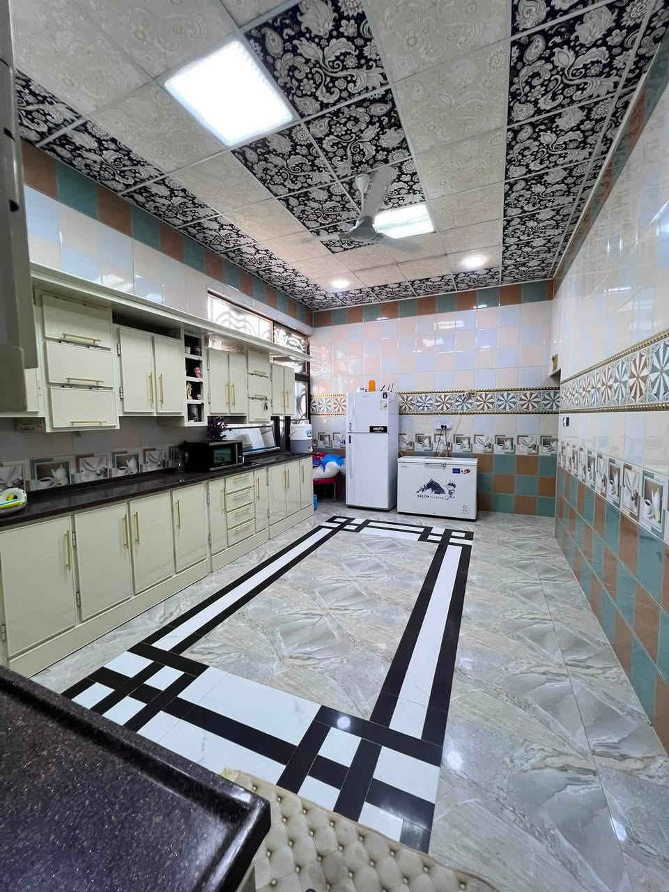بيت للبيع   في منطقه الصخيين قرب نزله الشريف 
مساحه ٤٠٠ متر 
صنف البيت زراعي مشمول بالتطويب بي وصل من المجلس البلدي والبلدية 
بيت جديد غرفتين نوم وحده سويت ووحده عاديه 
صاله ومطبخ حار وبارد 
كراج يسع ٣ سيارات 
حديقه جبيره 
يبعد عن الشارع السايدين ٥٠ متر 
للاستفسار الاتصال على الرقم 
***********
