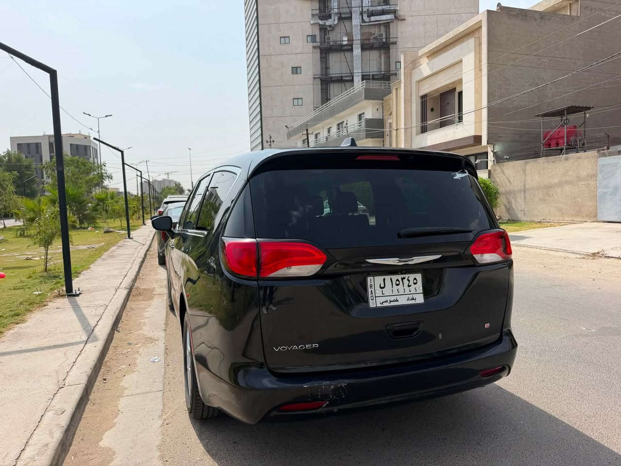 سلام عليكم
كرايسلر فيوجر موديل 22 رقم بغداد بأسمي
حادثه بنيد وجاملغ. بيه شكم قطعه من امريكا  صبغ ابيع احزام 
ماشيه 80mi
كشنات منفصل بلع
تشغيل عن بعد 
بيبان كهرباء والصندوك كل كهربائها شغاله
تدفئه كشن وستيرن 
كير محرك  كله جديد مكانها يرموك  ***********
165وبيه مجال بسيط

