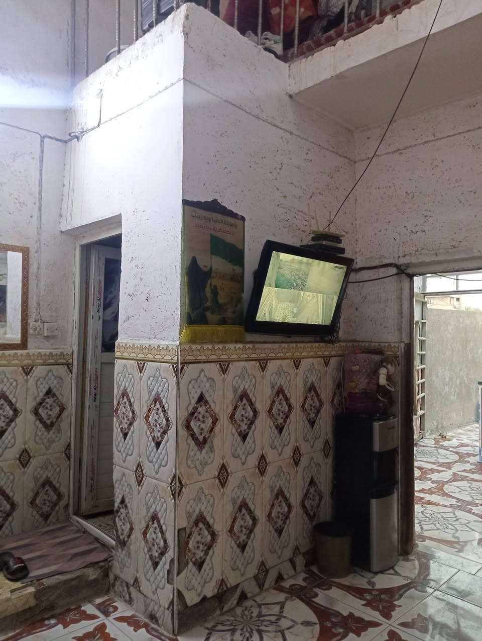 السلام عليكم بيت للبيع غرفة النوم وصاله كلدور مفتوحه ومطبخ مساحه 117سند 25 طابو زراعي وردية خارج يم اسداره ثانيه فرع المولده على شارع تبليط الاتصال على رقم واتساب ***********
