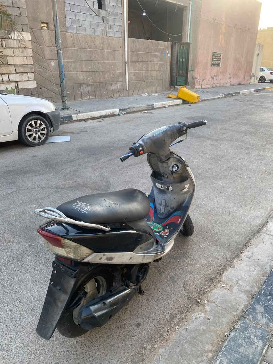 دراجه ماكس قجمه دراجه نضيفه وحلوه مال جناي دراجه ما مفتوحه دراجه سلف هندر كهربايات كلها شغاله بس يرادلها كلوبات سعر ٤٠٠ وبيها مجال مكاني لبصره القبله شارع لمدارس رقم ***********
