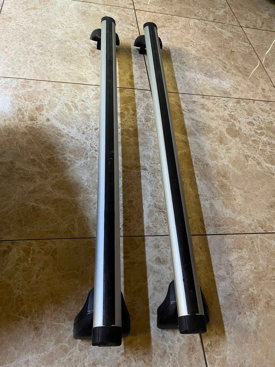 السلام عليكم جميعاً؛
اعرض للبيع : عوارض سقف ( سوپايه) (Roof Rack) أصلية من شر كة THULE/753  السويديه  لسيارات BMW

المواصفات:
 العلامة التجارية: Thule "AA7 - 18360"(الجودة العالمية المعروفة).
 التوافق: مصممة خصيصاً لهياكل سيارات BMW (تضمن ثباتاً عالياً وتصميماً انسيابياً).
 الحالة: مستعملة، نظيفة جداً وبحالة ممتازة (كما موضح في الصور).
 المميزات:
 نظام تثبيت آمن جداً وقوي (تحمل حتى 100 كغم).
 مزودة بأقفال أمان (مفتاحين أصليين متوفرين).
 سهلة التركيب والفك بنظام تدرج دقيق.

القطعة أصلية وممتازة للسفر، أو حمل الدراجات، أو صناديق السقف (Roof Boxes).
السعر:„ (150 )$ دولار
سعر الشراء من المانيا 500€ يورو
المكان: حلة/ حي الحسين
البيع بعد المعاينه ولا يوجد ارسال ،
للاستغسار :
☎️ *********** مع الواتس
