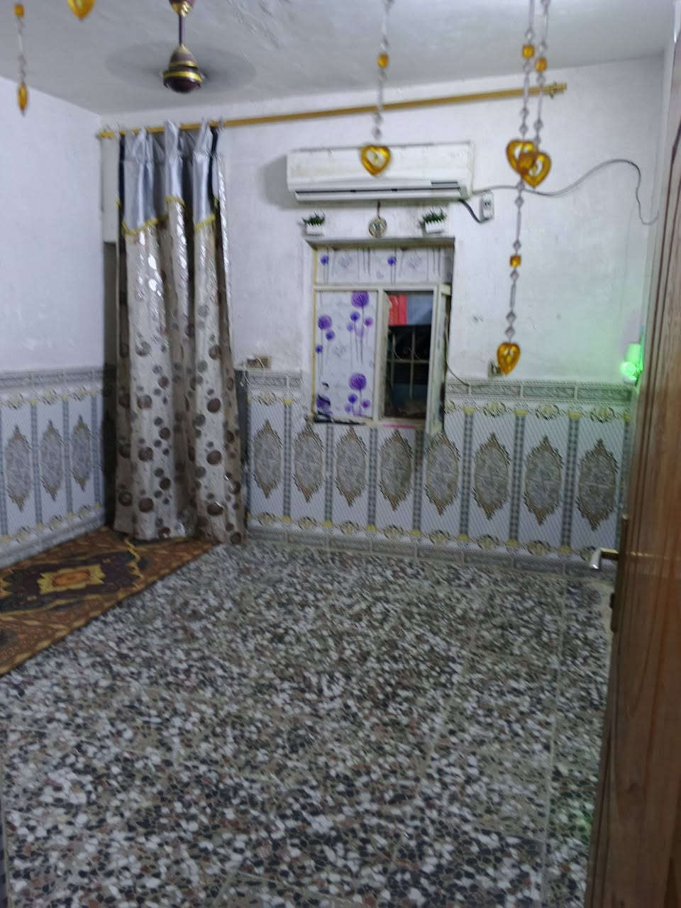 السلام عليڪم بيت للبيع مساحه130 متر يحتوي الطابق الأرضي علا غرفتين واستقبال ومطبخ وصحيات💯 والطابق الثاني يحتوي علا غرفتين 💯 سعر البيت 70 وبي مجال او مراوس بيت ثاني الموقع الحسينيه السڪلات شارع 11 الأستفسار اتصل علا الرقم ‏‪***********‬‏📞
