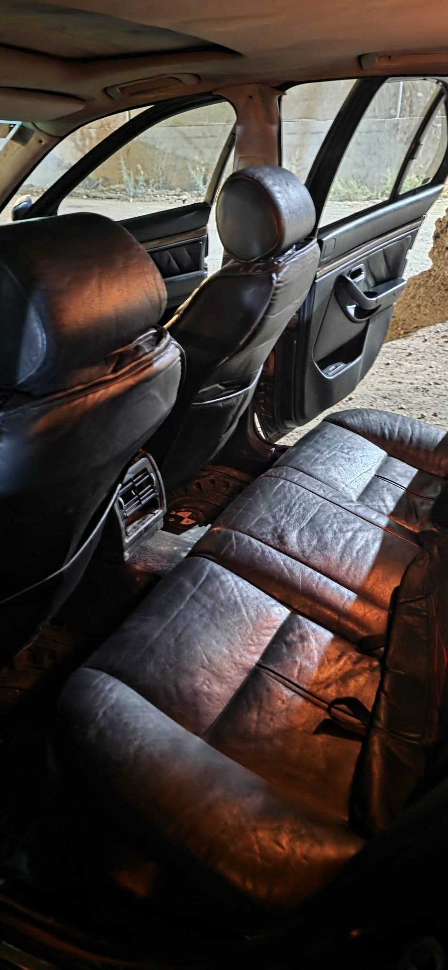 🚘 للبيع BMW E39 528i موديل 1998
🔹 المواصفات:

- الموديل: BMW E39 528i
- سنة الصنع: 1998 مسجل بالسنوية 1997
 بأسمي رقم بغداد سنويتها 2028
- المحرك: 6 سلندر خطي 2.8 لتر
- القير: أوتوماتيك تيبروتك
- الدفع: خلفي
- السيارة سيدان 4 أبواب
- المقاعد: 5 ركاب
- الماركة ألمانية وارد ياباني 🇩🇪

🔧 مواصفات السيارة وحالتها:

- داخلها جلد الاصلي ونظيف واضح بالصور 
- المكينة مكفولة من بخار وتنقيص وكذالك الگير 
- منظومة تبريد جديدة بالكامل
- التايرات تخم نظيف
- سبير وأدوات كاملة وياها كهربائياتها شغاله كشنات كهربائية ستيرن نزول وصعود كهربائي ضوء زنون

. الملاحظات 
دعاميات يرادلهن ادامة او تبديل مثل ما موضح بالصور بيها جراد بالبنيد وشويه بداية القمارة فقط اما الباقي مابيها قطرة جراد يرادلها بوليش تطلع تخبل

السعر: 68 وبيه مجال مكاني بابل مشروع المسيب

📞 للاستفسار والتواصل:
***********

الجادين أهلاً وسهلاً 🌹

#BMW #E39 #528i #BMW1997
