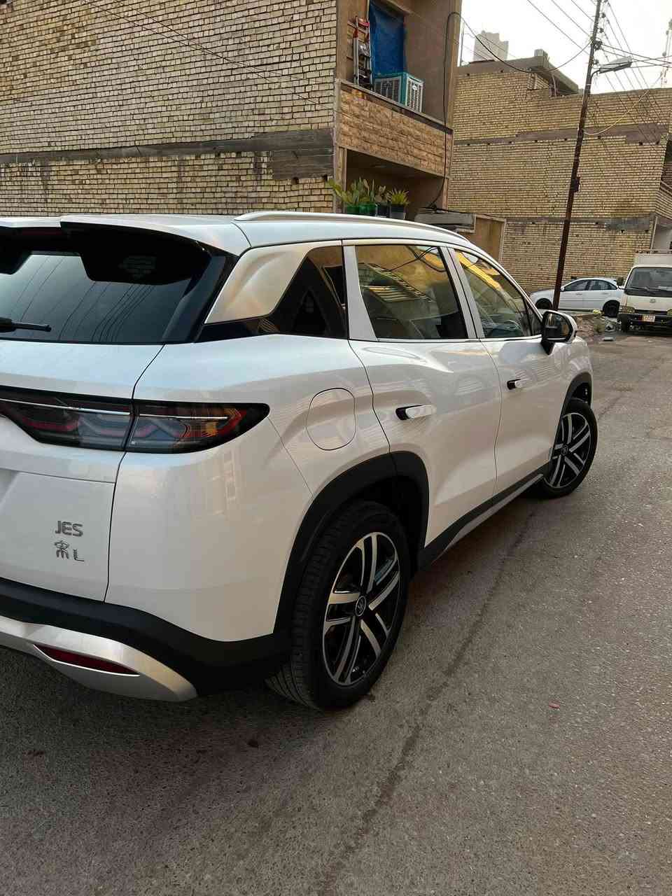BYD SONG  L 
    سونك ال  
موديل 2025  رقم بغداد 
  داخل جملي 
المسافة المقطوعة الكلية 7000

كفاله عامه السياره ما عدا طخه بلدعاميه الامايميه بكد الاظفر جوه الايت الايمن

ابرز المواصفات: 
 ⚙️ نظام هايبرد DM-i يجمع بين محرك بنزين 1.5 لتر ومحرك كهربائي قوي

فتحة سقف بانوراما
مقعد كهرباء عدد 1
مدى شحني يصل 120KM
كامرات محيطية ٣٦٠ درجة
كامرات امامية + خلفية +جانبية
نظام سكيورتي متكامل  
شاشة قلابة 
انارة LED
قيادة ذاتية وكروس كونترول
نظام النقط العمياء والتحذير
 💡 إضاءة خلفية متصلة بتصميم عصري مميز
🚘 أنظمة أمان متقدمة: رادار، حساسات، وكاميرات 360°

وبعد بيه اهواي مواصفات 
العنوان: بغداد الشعب
رقم الهاتف :***********
