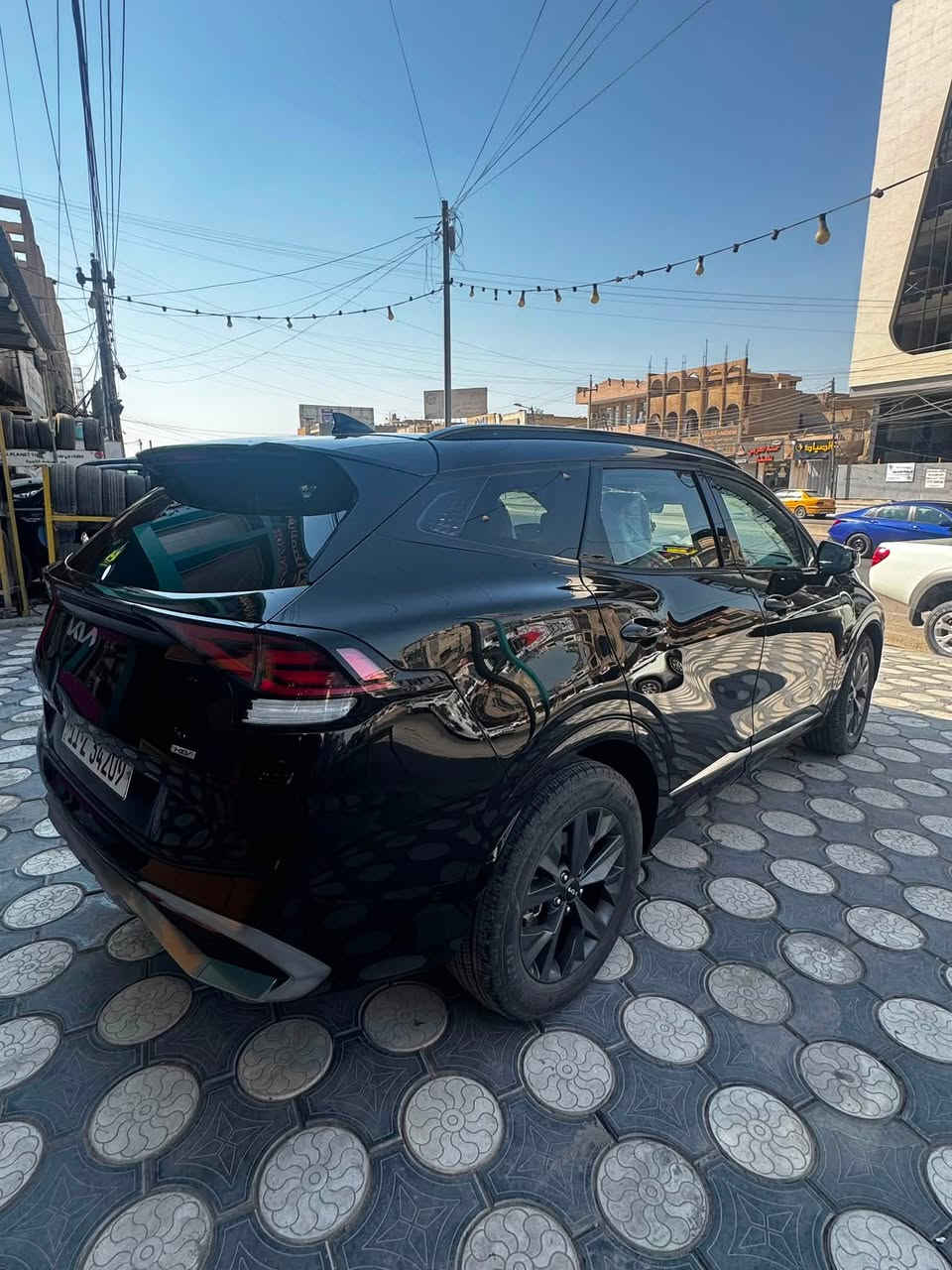 🚗 كيا سبورتج 2023 هايبرد للبيع (فول مواصفات 1/1) 🚗الموديل: 2023المحرك: 1,600 Turbo (هايبرد - اقتصادي وقوي جداً)
حالة البودي:  (كلين كلين  تايتل)، بدون قطرة صبغ، بدون تعديل بارد.الضرر: بسيط جداً في الدعامية الأمامية فقط (تم تصليح دعامية بلاد نفسها).🌟
رد المواصفات الفول (أعلى فئة 1/1):السقف: بانوراما بالكامل لتشغيل
: بصمة تشغيل + بصمة أبواب
الشاشة: الشاشة العملاقة المتصلة الحديثةا
لتكييف: تحكم تكييف لمس (تبريد بيانو) متطور
الكاميرات: نظام كاميرات 360 درجة (5 كاميرات محيطية)
الأمان: رادارات أمامية وخلفية
التبريد والتدفئة: نظام تدفئة وتبريد للمقاعد الأمامية + تدفئة مقود (ستيرن)
الإضاءة: إنارة شريطية محيطية (Ambient Light) داخلية بلاد: 
صندوق خلفي كهربائي ذكي✨ 
حالة السيارة:السيارة بحالة الوكالة (شلع قلع)، جاهزة للاستخدام ا ولا تحتاج إلى أي مصاريف نهائياً.
عداد الكيلو متر 74 كيلو 

الموقع بغداد حي الإعلام 
السعر 204 ورقه 
  رقم الهاتف  ***********
